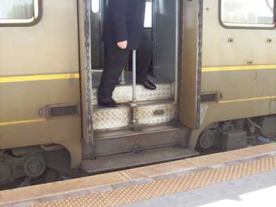 L'accesso ai vagoni pi� vecchi ancora in uso sulla linea Bari Nord